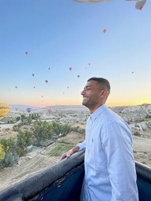 Hot air balloon.