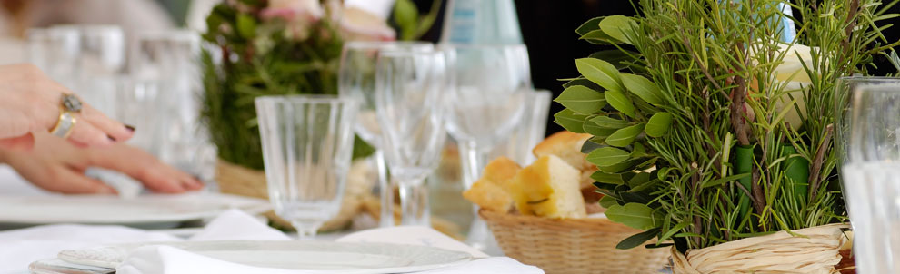 Table à manger avec des verres, du pain et des plantes dessus